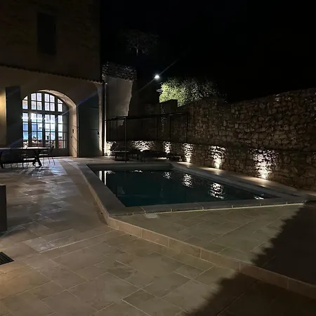 Avec Piscine Privee Dans Pour 6 Personnes Uzes