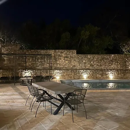 Avec Piscine Privee Dans Pour 6 Personnes Apartment Uzes