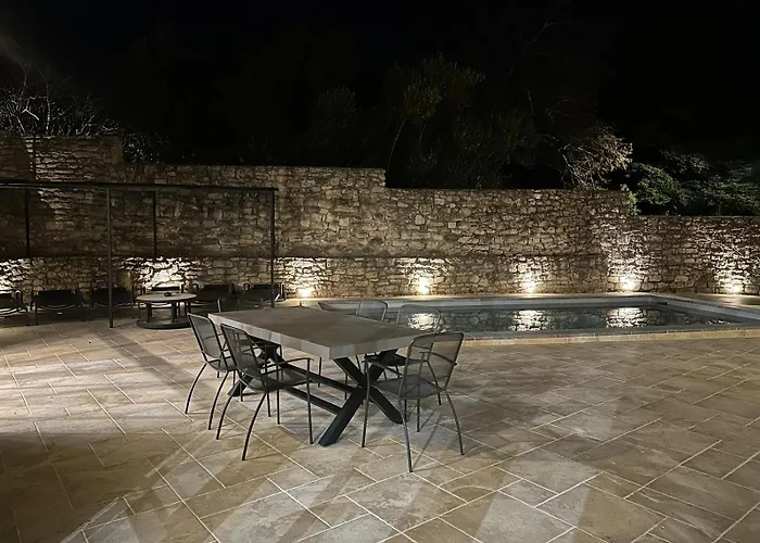 Avec Piscine Privee Dans Pour 6 Personnes Appartement Uzès