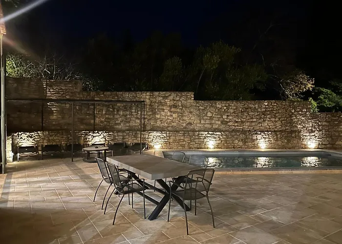 Avec Piscine Privee Dans Pour 6 Personnes Appartement Uzès